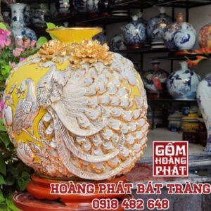 Bình hút tài lộc Công đào phú quý vẽ vàng đắp nổi nền vàng Bát Tràng H38cm BHL82